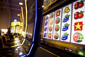 Tangkapan layar aplikasi hermes 4d menunjukkan menu utama dengan pilihan Liga 1, permainan live dealer, dan slot di perangkat Android